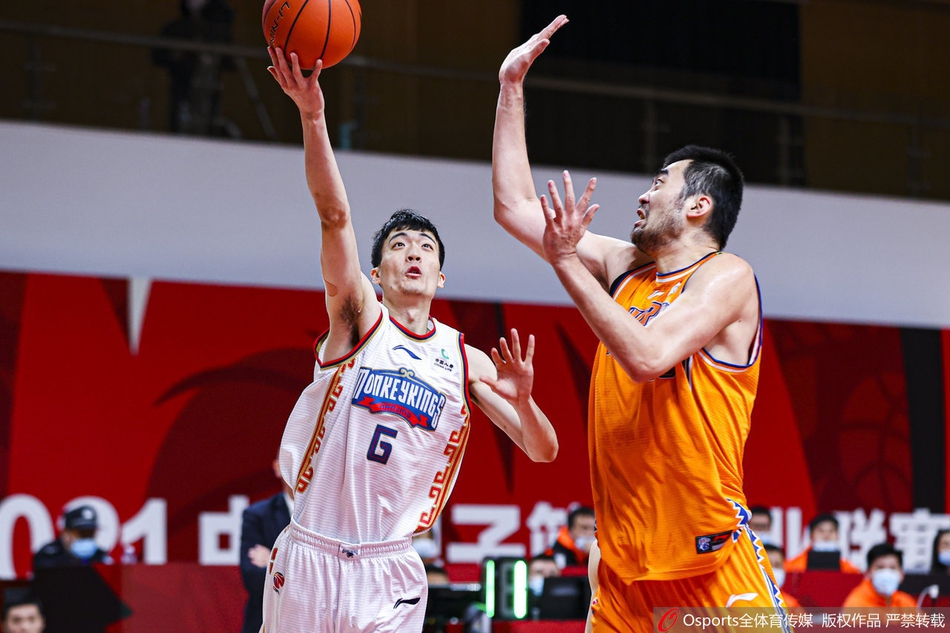 内线高塔张兆旭与宗赞筑起禁飞区，不仅贡献关键封盖，更以精准的罚球线跳投为上海队稳住阵脚。