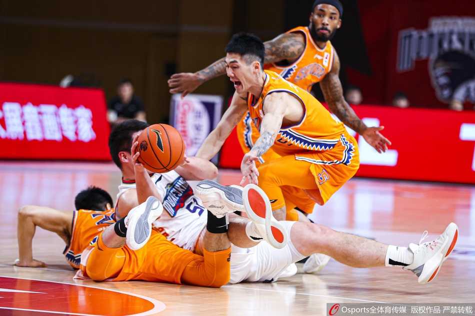 寂寞大神弗雷戴特手感滚烫，面对防守人干拔三分出手，球在空中划过一道彩虹弧线，精准洞穿网心。