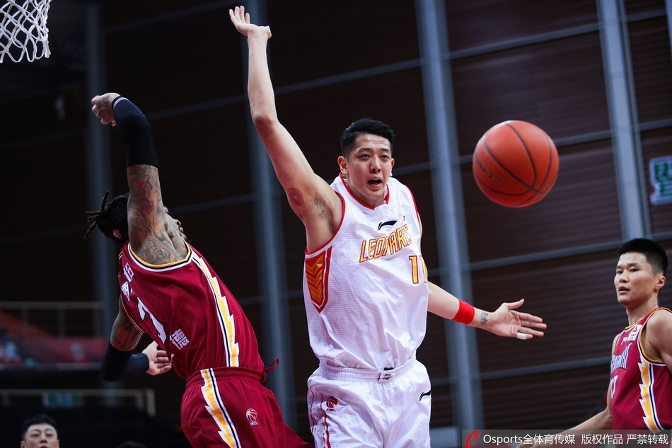 北控外援约瑟夫·杨在三人合围之下，如精灵般穿梭，用一记飘逸的后仰跳投为球队稳住军心。