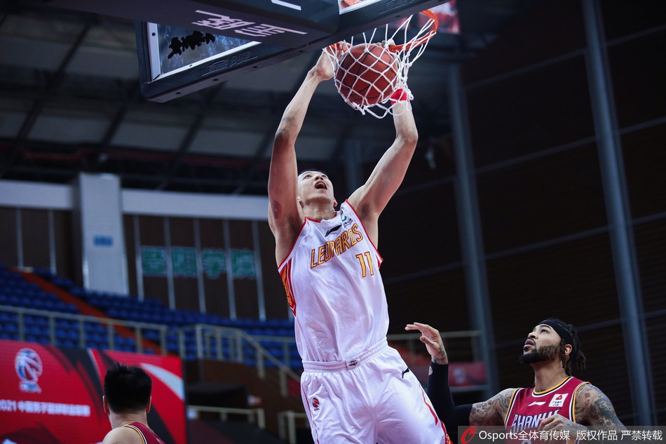 北控主帅马布里在场边挥拳怒吼，激情指挥，他的每一个肢体语言都仿佛在向队员们传递着必胜的信念。