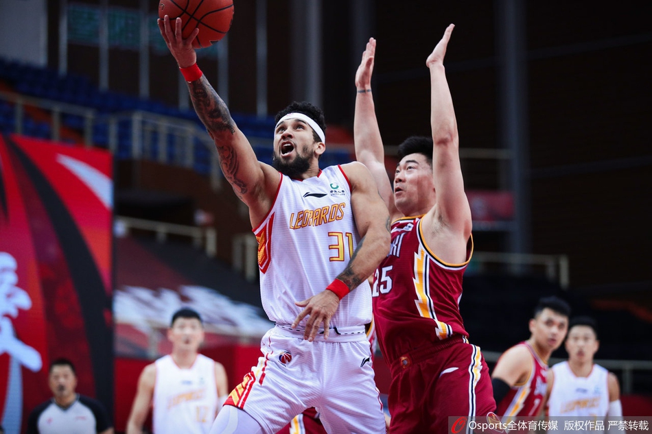 北控老将孙桐林与天津外援托多罗维奇赛后相拥致意，两位硬汉在激烈拼杀后流露出英雄相惜的真情。