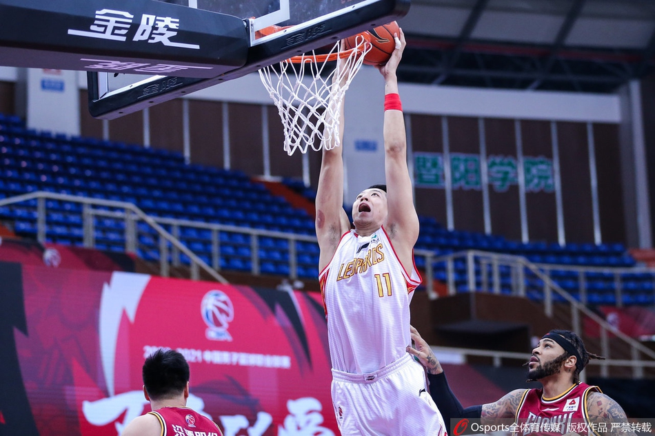 沈梓捷如同擎天柱石般矗立禁区，以一记势大力沉的单手劈扣，宣告着深圳内线的绝对统治力。