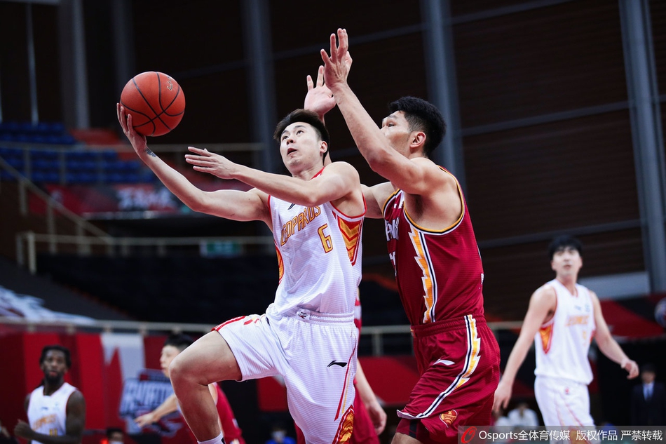 吉林小将姜宇星空切篮下，如一道黄色闪电般甩开防守，眼神坚毅地完成了一次高难度的反手上篮。