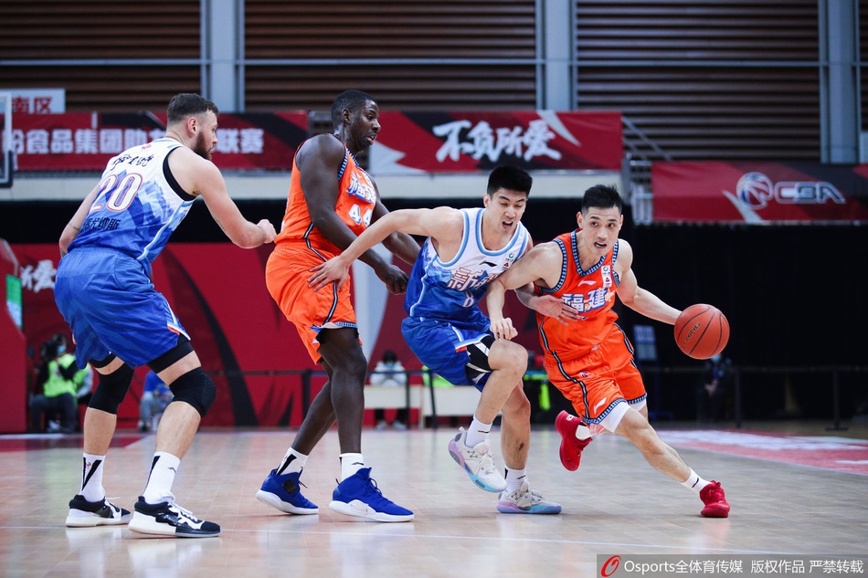 周琦在防守端大鹏展翅送出一记钉板大帽，用坚实的防守宣告着他对禁区的绝对统治权。