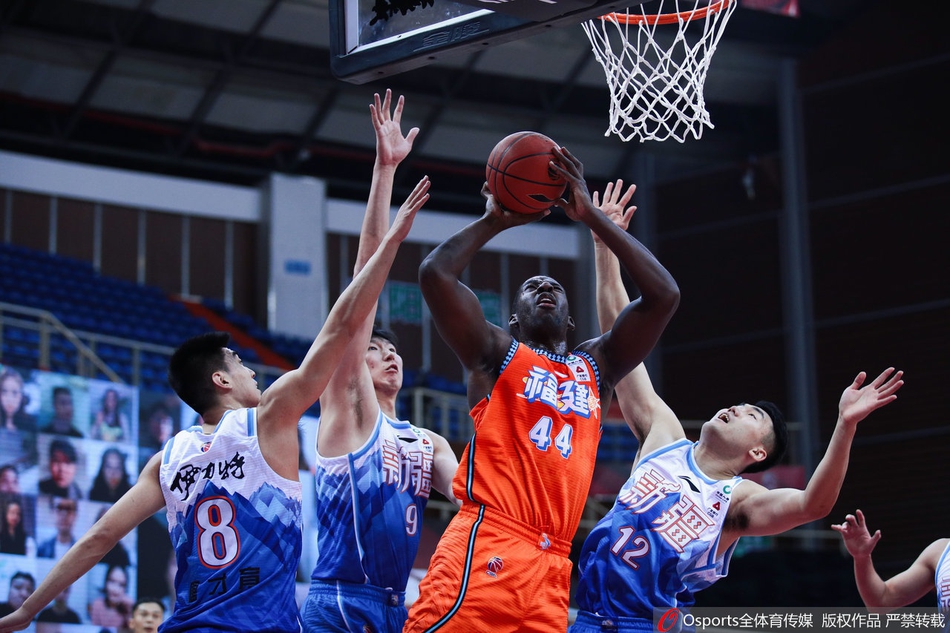 小将鲁吐布拉在人群中高高跃起摘下进攻篮板，这一刻他仿佛翱翔在诸暨赛区的上空。