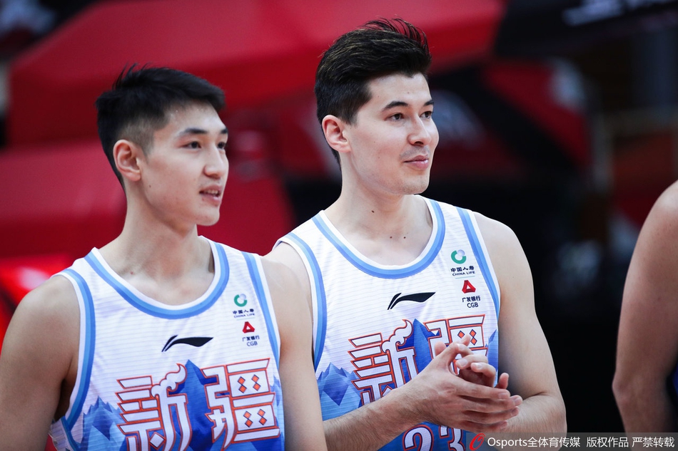 齐麟高速突破后迎着防守强行上篮，他矫健的身影如同划过夜空的流星，充满力量与美感。