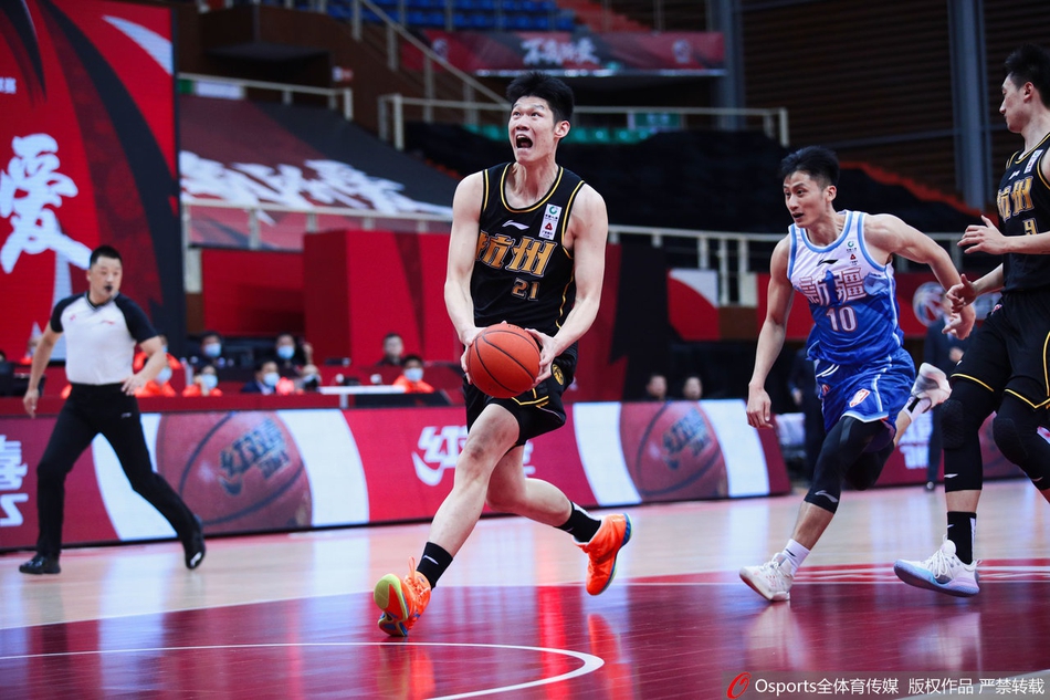 广厦外援拉杜利察高举双臂庆祝自己达成三双，脸上洋溢着笑容，身后的新疆队员则神情落寞。