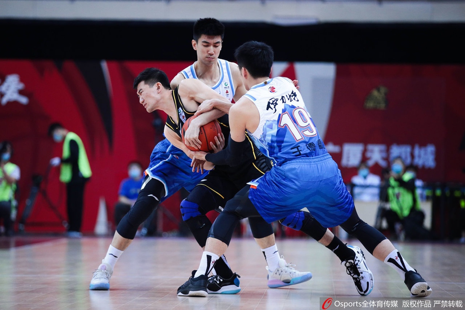 冯欣持球飞速突破，新疆防守球员于德豪在身后紧追不舍，却只能目送他上篮的角度。