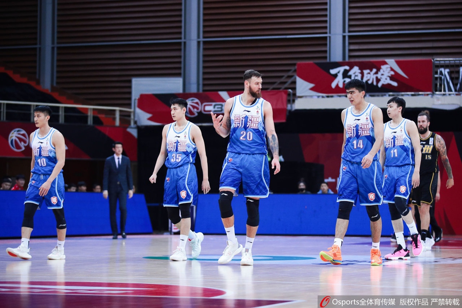广厦队员孙铭徽运球推进，眼神锐利地观察队友跑位，新疆队员于德豪压低重心，全神贯注地防守。