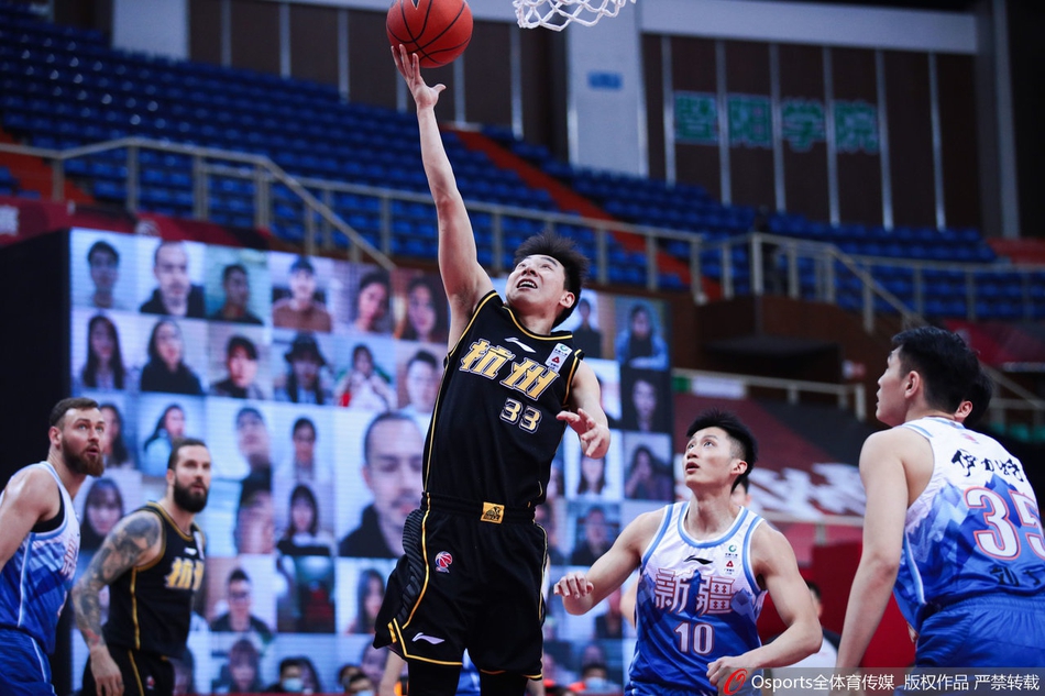 终场哨响，广厦队员们围成一圈击掌庆贺胜利，场边的计分牌清晰地显示着87-65的悬殊比分。