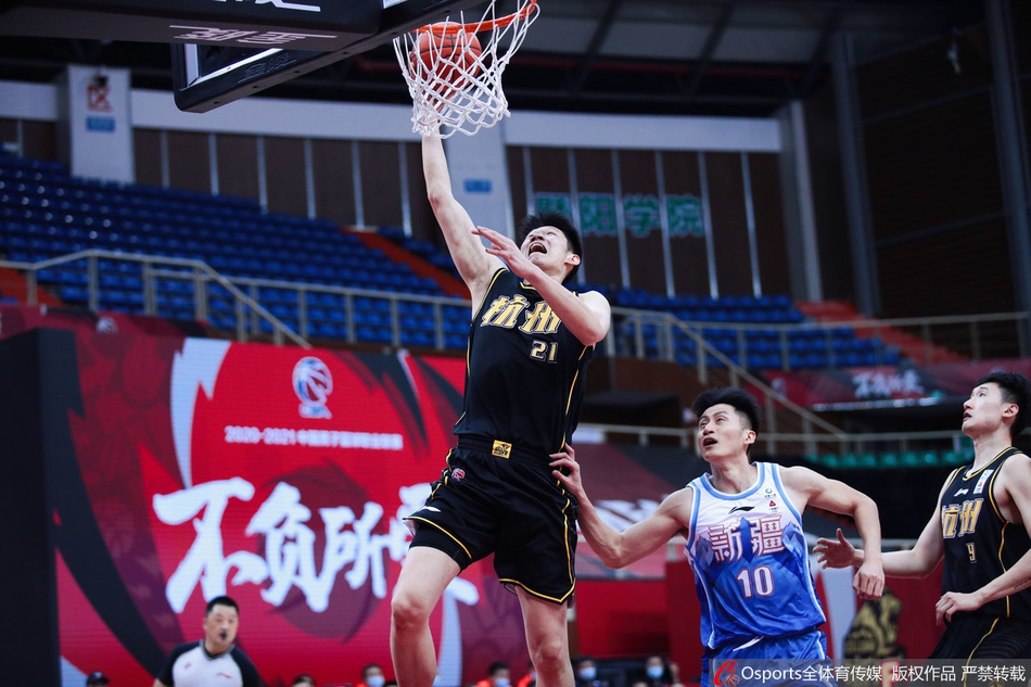 新疆外援莫泰尤纳斯在广厦内线肌肉丛林中强行起跳，拉杜利察和胡金秋联手形成遮天蔽日的防守网。