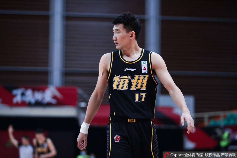 胡金秋在新疆队多人围堵下，依然凭借灵活脚步勾手投篮，眼神中透露着必胜的坚定。