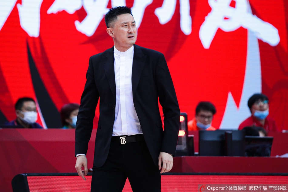 广东队外援马尚-布鲁克斯在防守球员面前从容跳投，他的节奏变化和精准投篮是广东队取胜的关键。