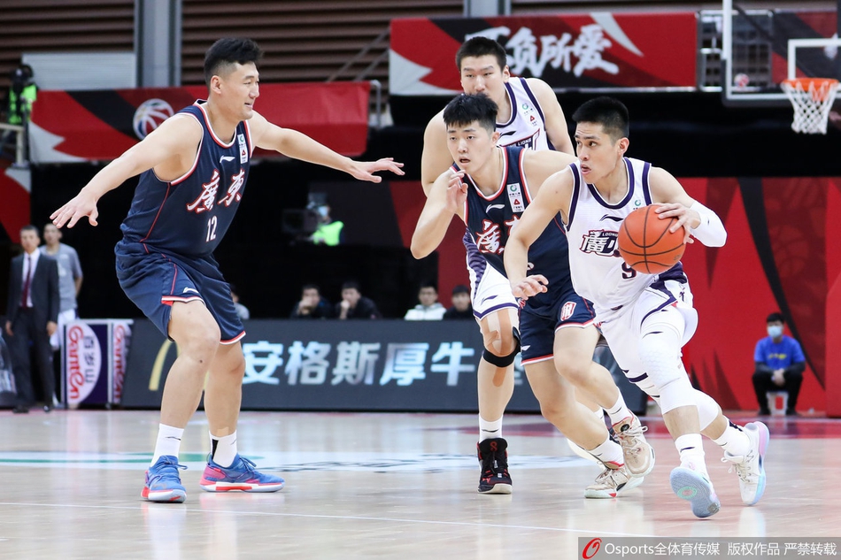 广州队后卫贾明儒在广东防守球员的干扰下，依然坚决出手投篮，眼神中充满对胜利的渴望。