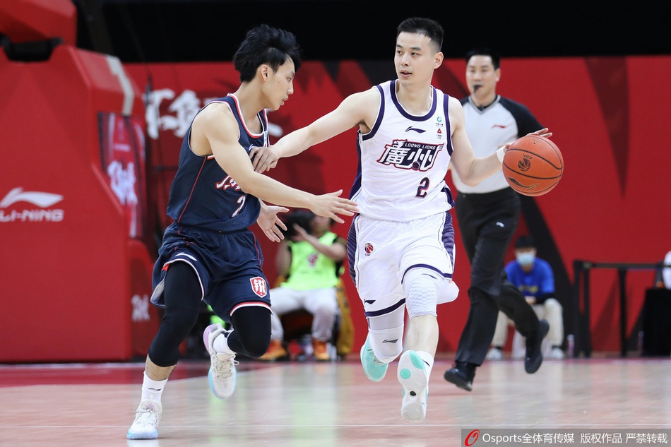 广州队主教练郭士强在场边大声指挥，神情专注而严厉，他给这支球队注入了坚韧不拔的战术素养。