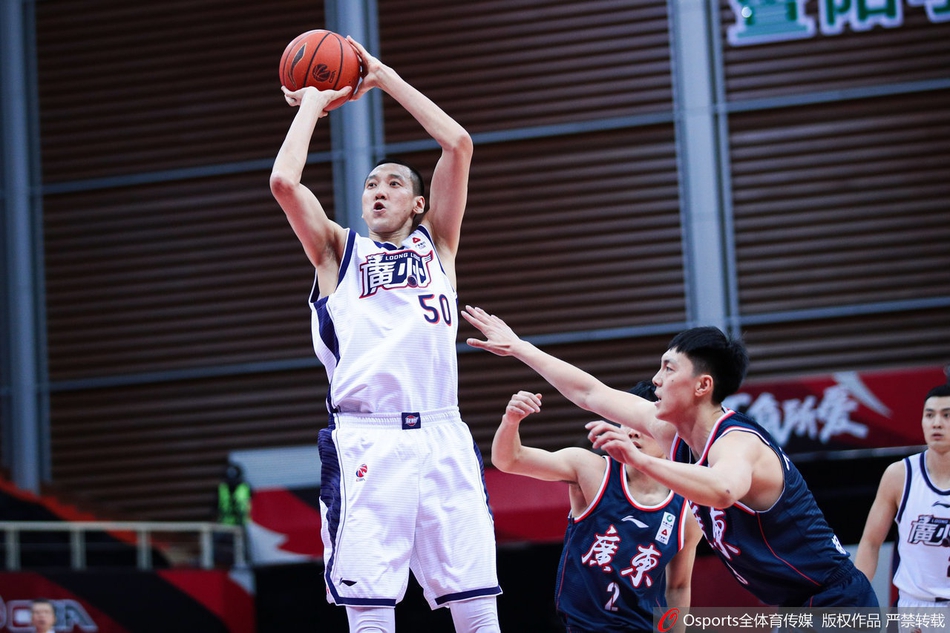 广州队外援哈斯在广东内线多人包夹之下，依然凭借绝对力量优势完成暴扣，捍卫着球队的禁区。