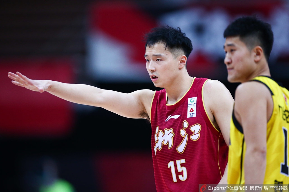 浙江队外援兰兹博格面对吉林队的防守悍将，他眼神坚毅，运球突破瞬间肌肉线条分明，展现出了强大的冲击力。