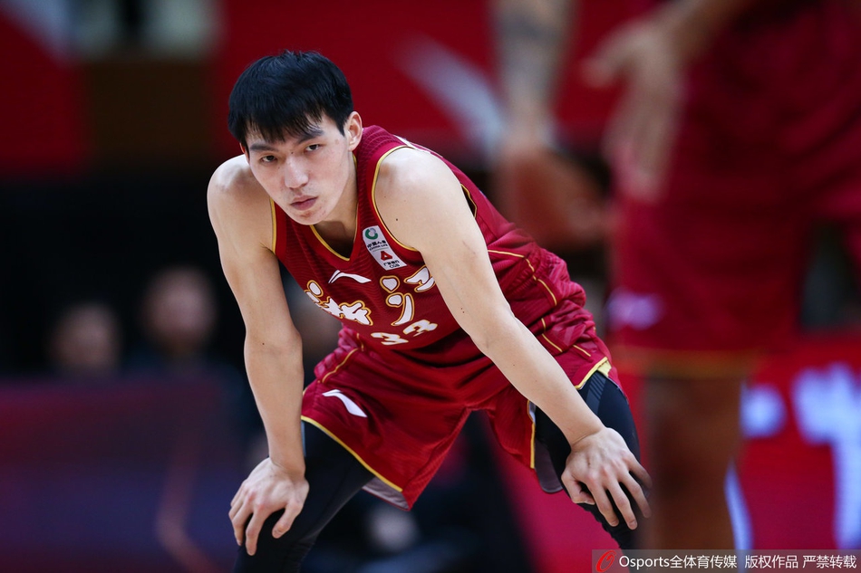 浙江队年轻中锋拉科塞维奇在吉林队内线高高跃起，以一敌二强行上篮，身体对抗中展现出十足的活力与潜力。