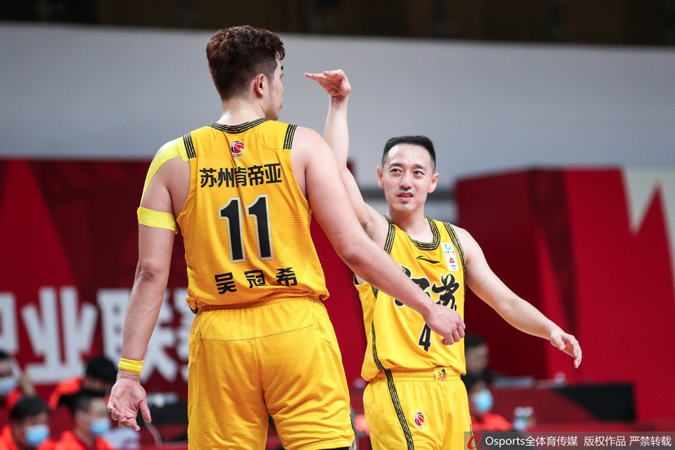广东队长周鹏宛如定海神针，在江苏队追分势头最猛的第四节，他稳稳命中底角三分，紧握拳头，用经验与冷静捍卫着球队的领先优势。