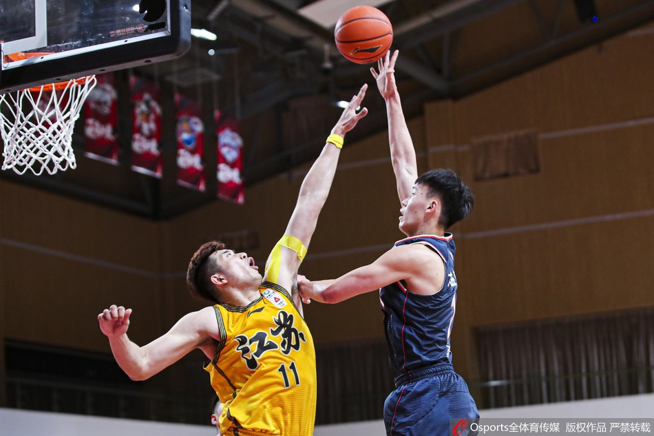 江苏小将郑祺龙高高跃起，犹如一只展翅的雄鹰，在空中稳稳接住来球，面对广东内线长臂的封盖，他毫无惧色地完成出手。