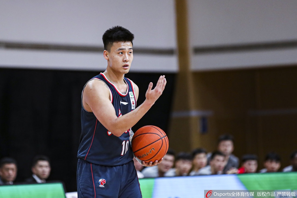 江苏内线核心吴冠希犹如擎天柱一般，在广东队多人围堵下依然强硬起跳，指尖轻柔地将球送入篮筐，眼神中满是不屈的战火。