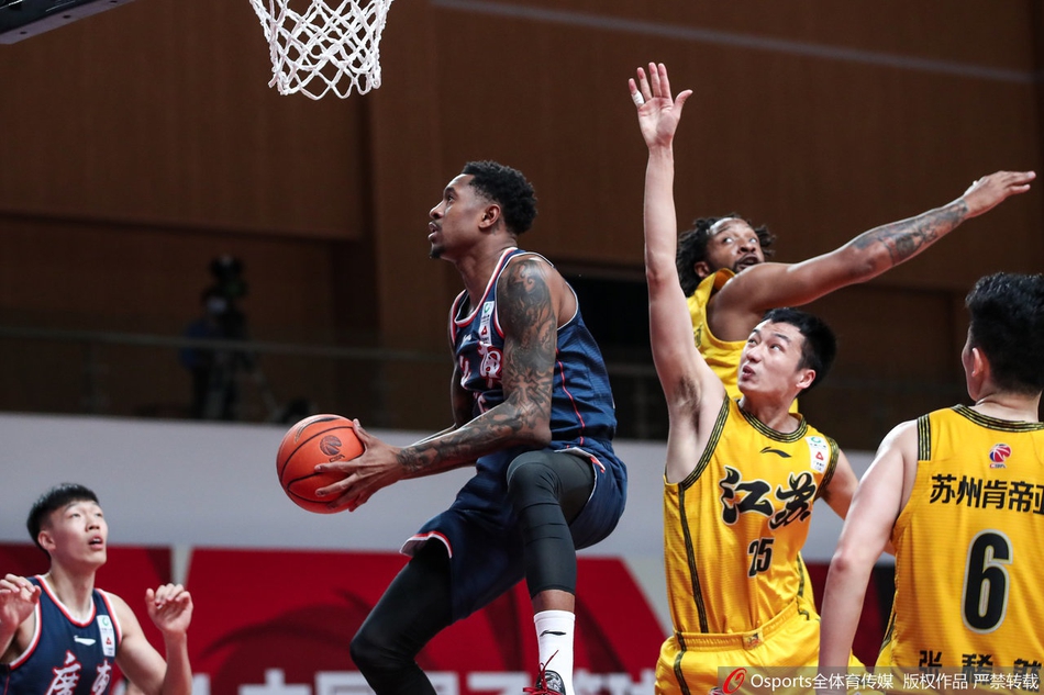 广东核心马尚·布鲁克斯在江苏双人包夹的夹缝中，如同舞者般优雅转身，冷静地寻找着出手空间，篮筐仿佛对他而言如大海般宽阔。