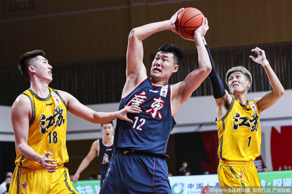 场边的广东主帅杜锋神情严峻，双手拢在嘴边对着场内大声呼喊，他标志性的犀利眼神仿佛能洞穿一切，任何细节的失误都逃不过他的法眼。