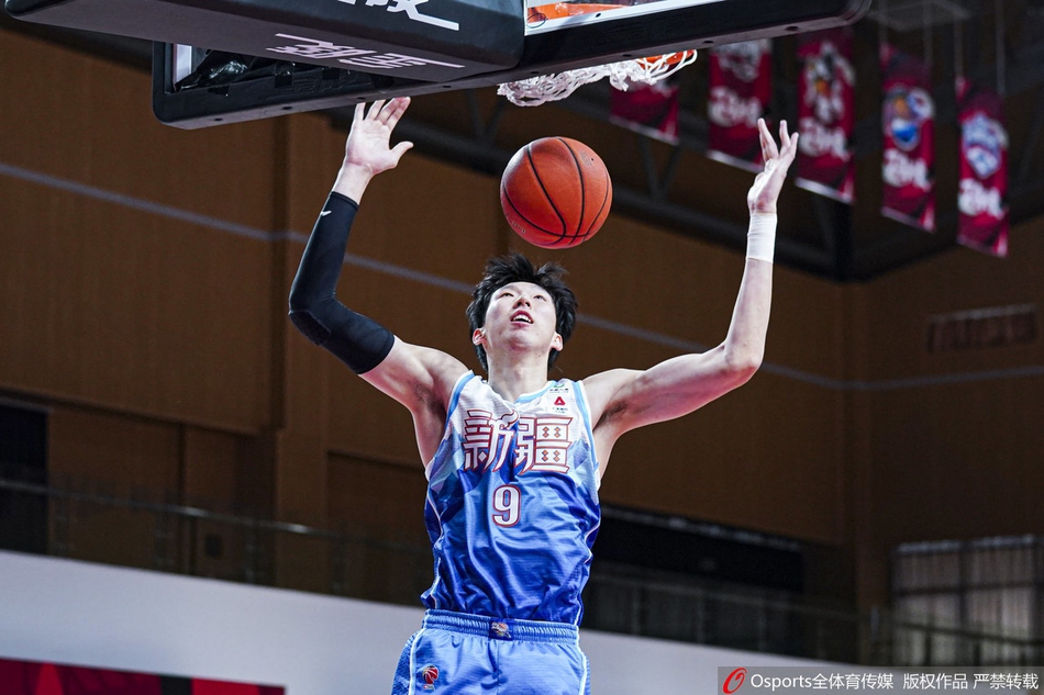 队长阿不都沙拉木命中三分后神情坚毅，与队友齐麟用力击掌，庆祝球队重新找回进攻节奏。