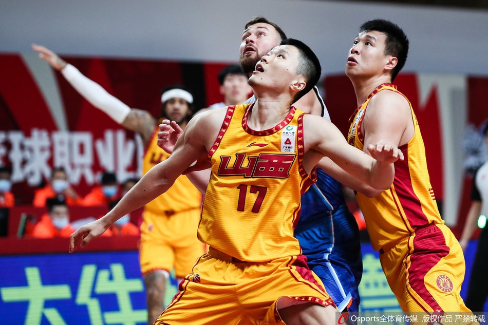 周琦在山西队内线群中高高跃起，以一记势大力沉的单手劈扣终结进攻，篮筐仿佛都在颤抖。