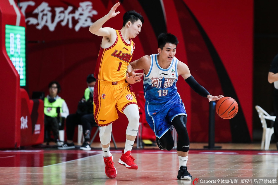 新疆双塔之一的莫泰尤纳斯在三人合围之下，依然凭借强壮的身体寻得空间，勾手投篮划出完美弧线。