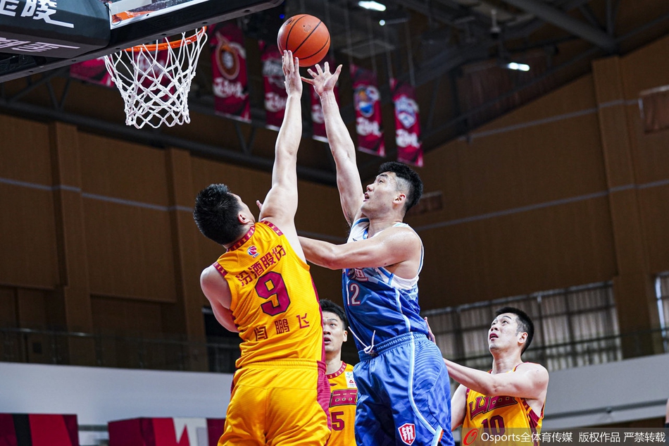 老将曾令旭面对防守从容不迫，送出一记贯穿全场的精准长传，瞬间撕开山西队的整条防线。