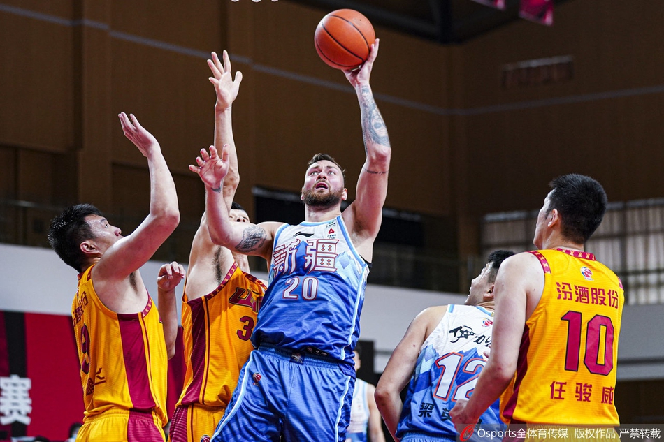 莫泰尤纳斯在防守端展现出强硬一面，他准确地预判传球路线，完成抢断后直接发动快攻反击。