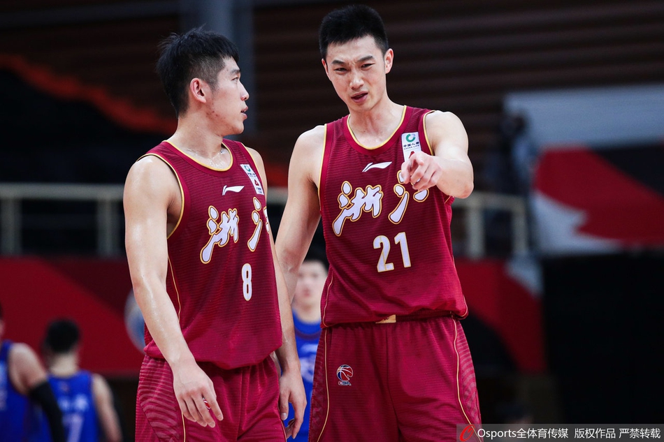 面对特罗特三世的贴身长臂干扰,兰兹博格眼神坚毅,在空中略微后仰调整出手姿势,完成高难度投篮。