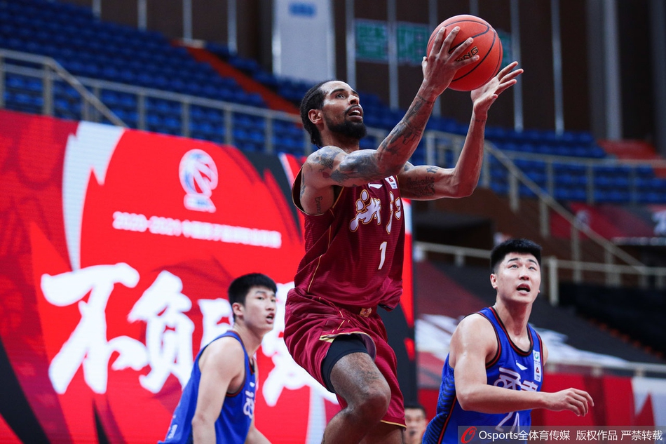 王奕博闪电般摆脱林庭谦的贴身盯防,他压低重心疾速突破,只留给对手一道白色的残影。