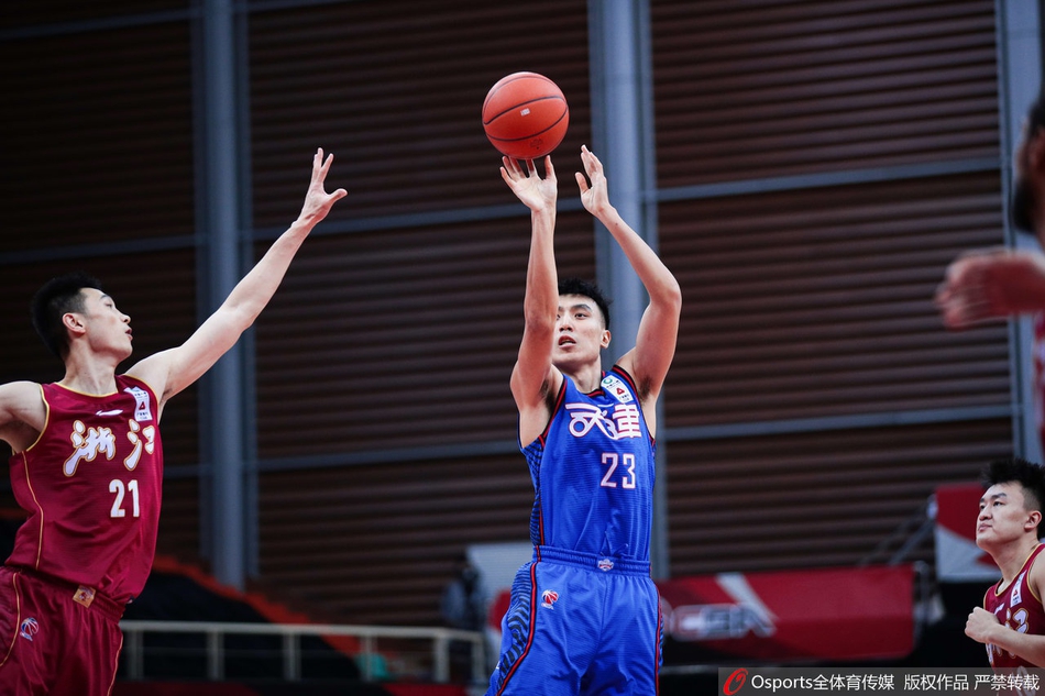 浙江队球员王奕博如猎豹般迅疾出手,从身后精准抢断天津队孟子凯,瞬间点燃全场反击烽火。