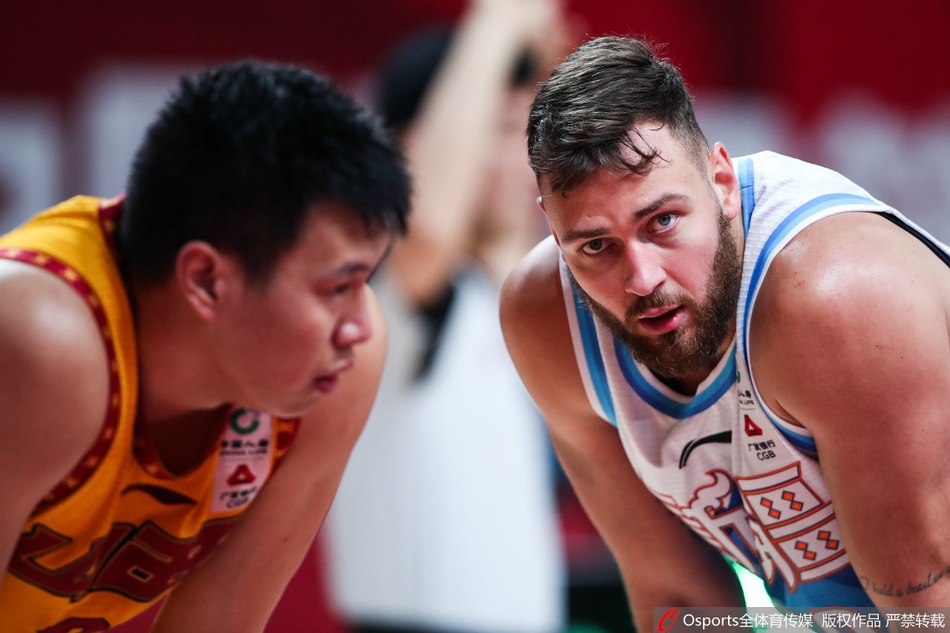 比赛大局已定，场边的新疆队主教练阿的江依然神情专注，向场内弟子们大声叮嘱着战术细节。