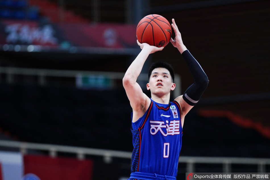 程帅澎如离弦之箭运球强行突破,防守球员只能侧身跟随,他迅猛的冲击力仿佛要撕裂整个防线。