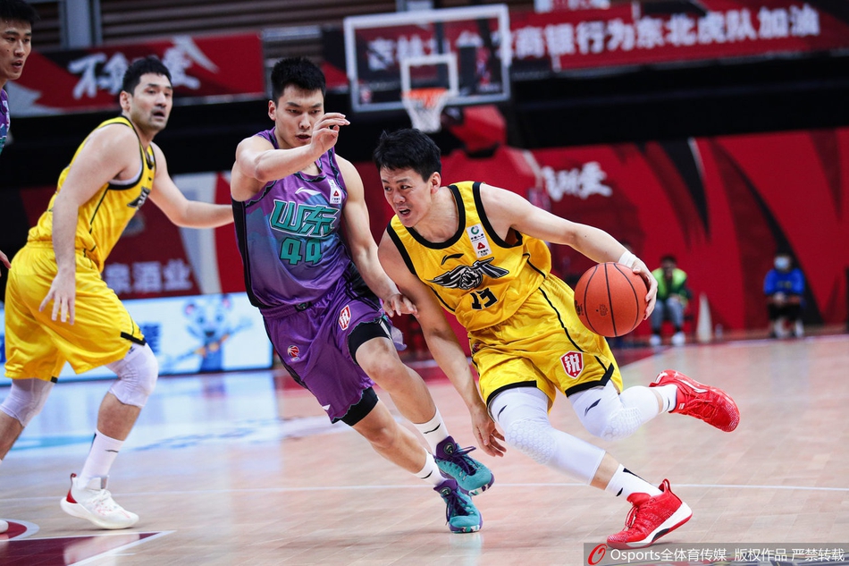 青岛雄鹰队完成一次精彩的抢断后，迅速发动三线快攻，队员之间用一连串不停球的快速传导，最终由快下的队友轻松上空篮得手，将团队配合演绎得淋漓尽致。