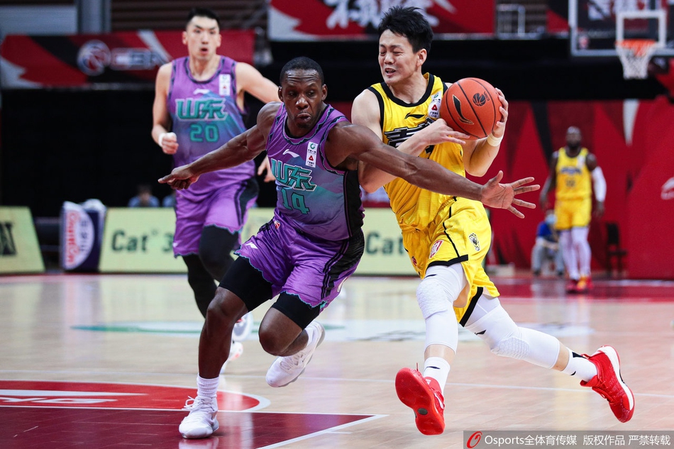 吉林队外援多米尼克·琼斯在山东队多人围追堵截的严密防守下，依然闲庭信步，用一记穿越人群的隐蔽击地传球，精准找到埋伏在篮下的队友完成得分。