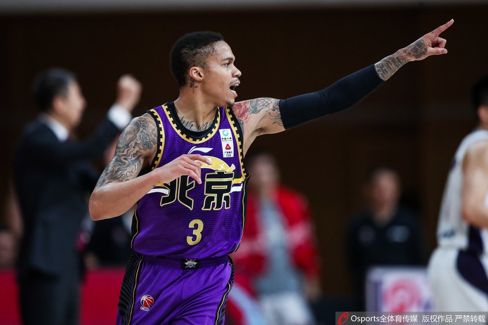 天津先行者队的年轻后卫面对青岛雄鹰队高大的内线封盖，毫无惧色地加速突破，在空中巧妙利用时间差躲过封盖，拉杆上篮将球打进，展现出初生牛犊不怕虎的锐气。