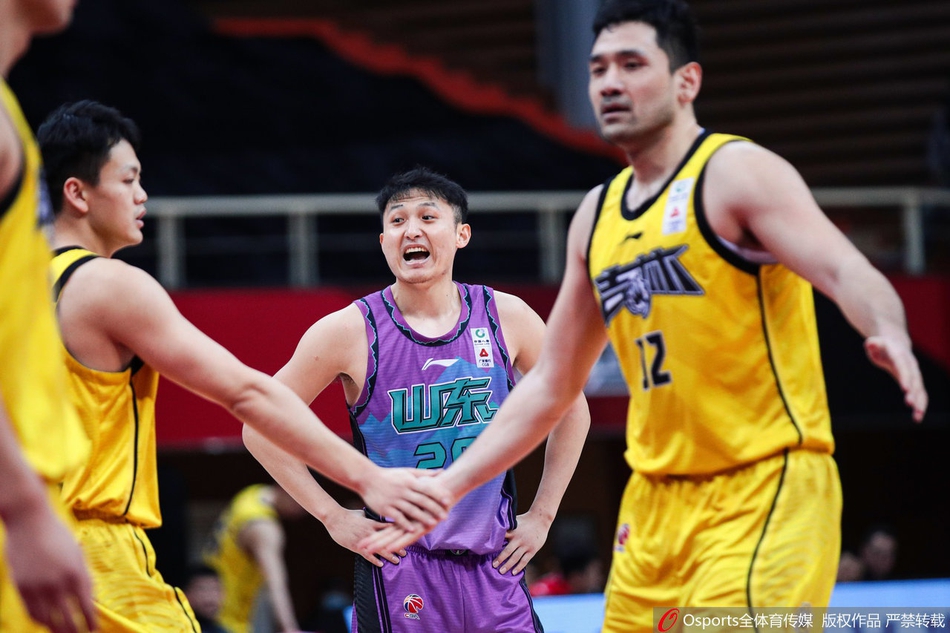 福建鲟队进攻核心高高跃起，在空中与山西猛龙队的防守球员发生剧烈身体对抗后，依然凭借强大的核心力量将球稳稳放入篮筐，展现了一名顶级得分手的强大心脏。