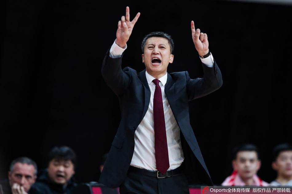 场边的替补席球员们在比赛进入白热化阶段时，全部情不自禁地站起身，为队友的一次成功防守而激情挥拳呐喊，诠释了真正的团队凝聚力与兄弟情谊。