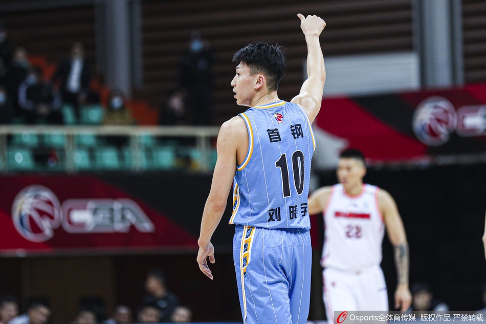 杜锋指导在场边激情指挥,他的肢体语言极具张力,向场内弟子们传递着必须提升防守强度的指令,这是他的执教烙印。