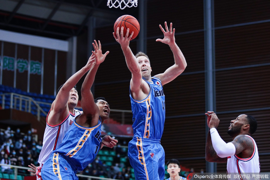 赵睿如闪电般撕裂北京队的防线,面对补防的球员,他眼神坚毅,试图以一记节奏多变的挑篮为球队打开局面。