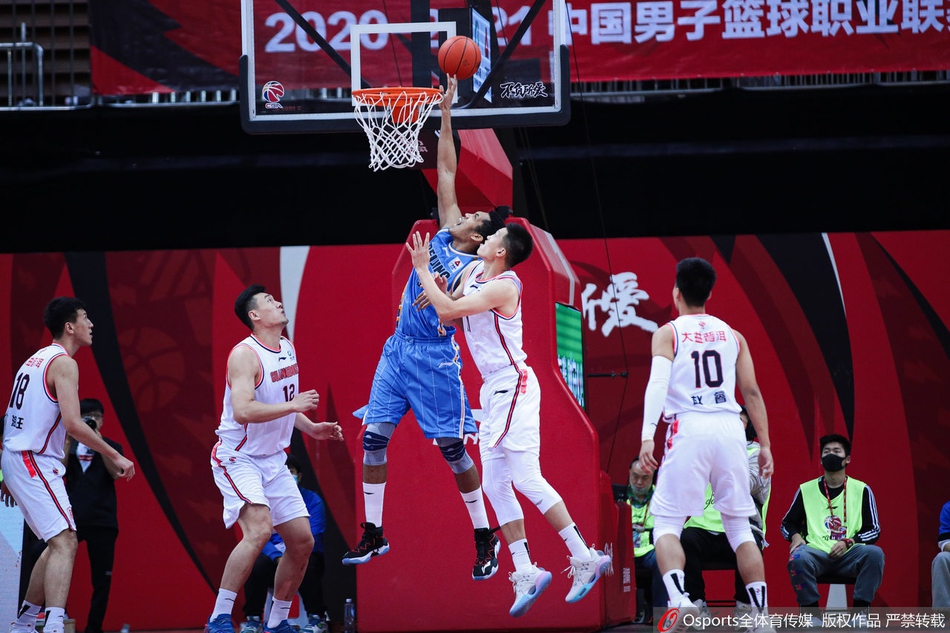 北京队的刘晓宇持球面对旧主,他表情专注,试图在广东队的多人包夹中找到传球路线,这是他全场砍下22分的缩影。