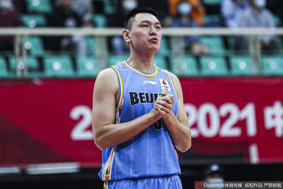 裁判的哨声响起,瞬间打破了场上的平衡,双方球员举手示意,围在一起激烈讨论,火药味弥漫在赛场的每一个角落。