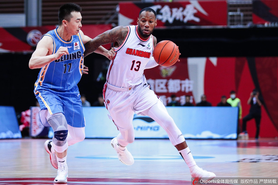 马尚·布鲁克斯在对手的围追堵截下强行突破,他那标志性的节奏感让防守者无所适从,皮球在空中划出美妙的弧线。