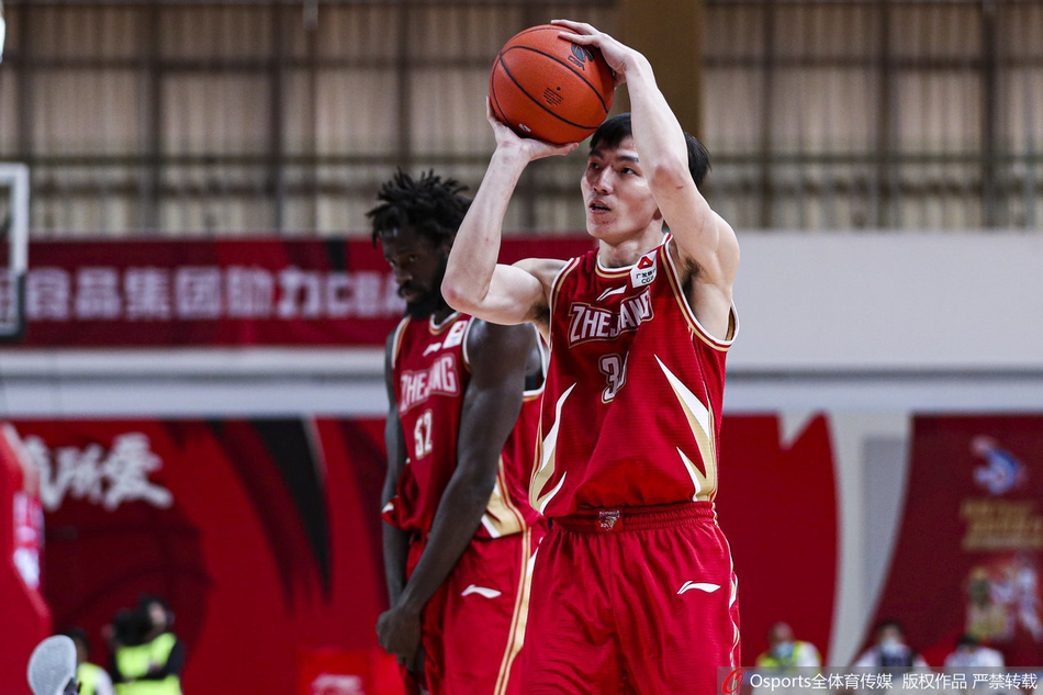 青岛队中锋达卡里·约翰逊背身单打，他用硕壮的身体顶开防守，转身勾手，整个动作一气呵成，巨大的手掌让篮球在他手中如同玩物。