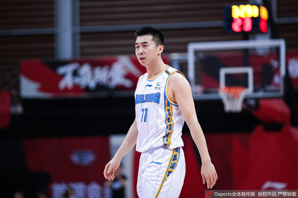 广厦队核心孙铭徽面对北京队的围追堵截，如灵蛇般穿梭于防线之间，果断上篮，展现了他作为顶级后卫的果敢与技巧。