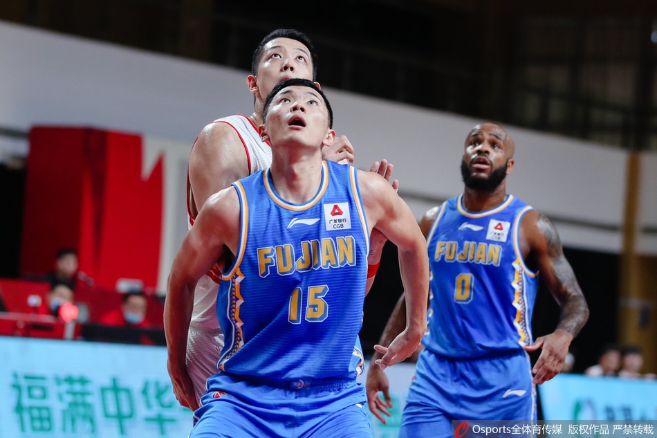 上海外援邓蒙运球疾驰穿越山西防线，眼神坚毅地寻找着队友，准备发动致命一击。